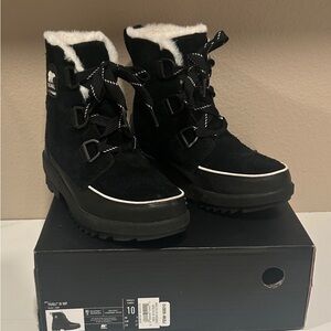 Sorel Black and White Ankle Boots